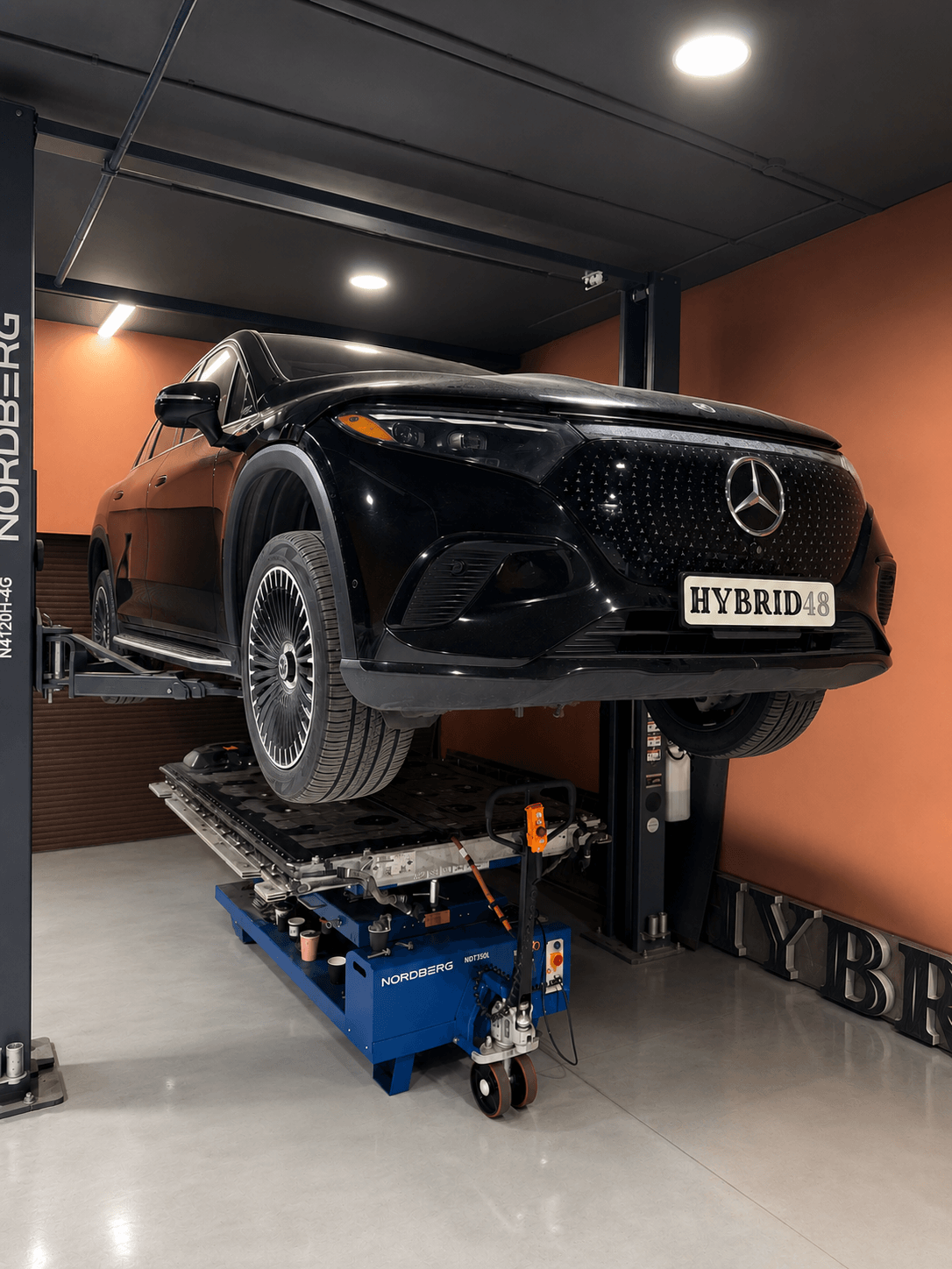 Автомобиль Mercedes-Benz на подъемнике в сервисе Hybrid48