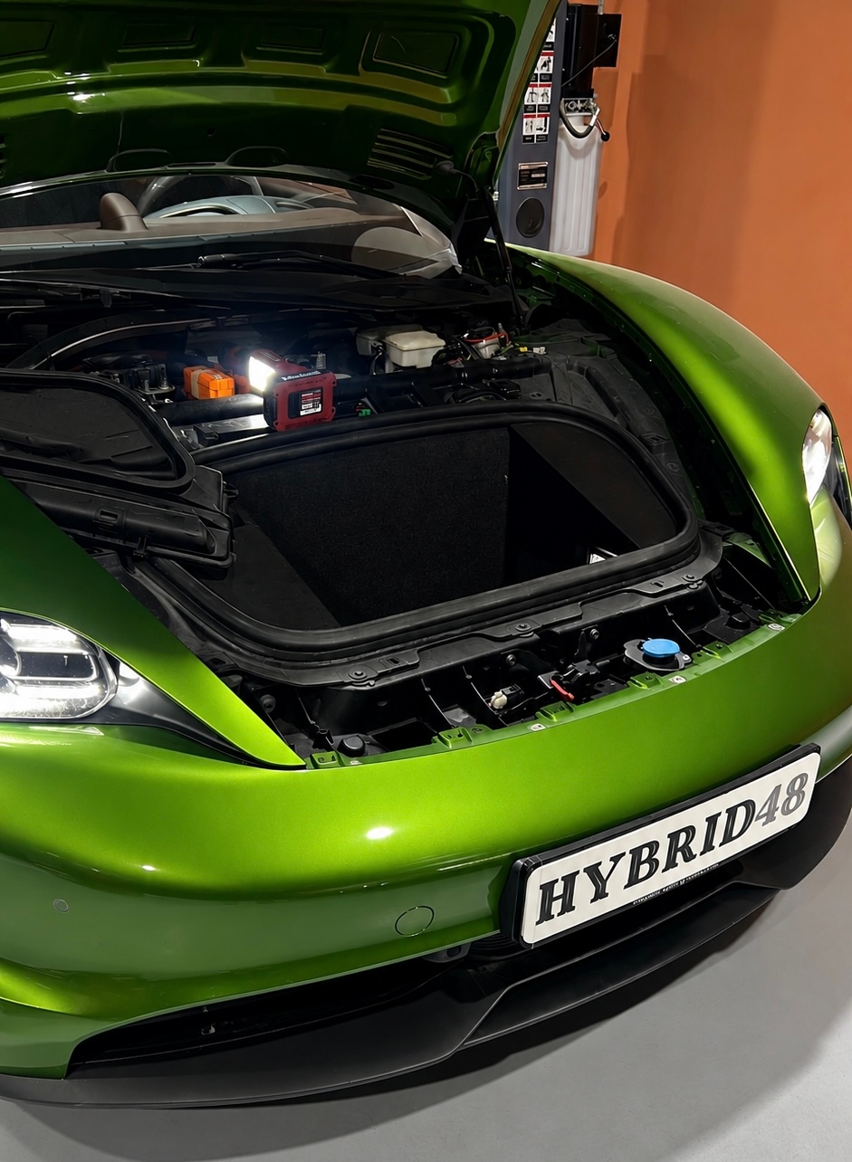 Зеленый автомобиль Hybrid48 с открытым багажником