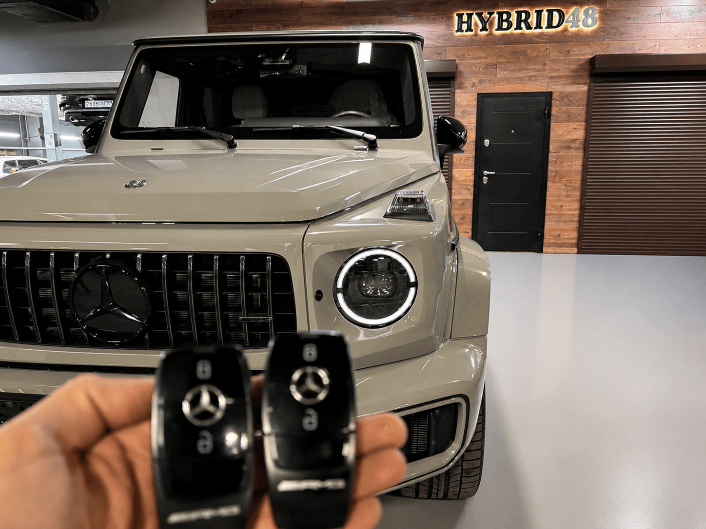 Ключи Mercedes-Benz на фоне автомобиля G-Class
