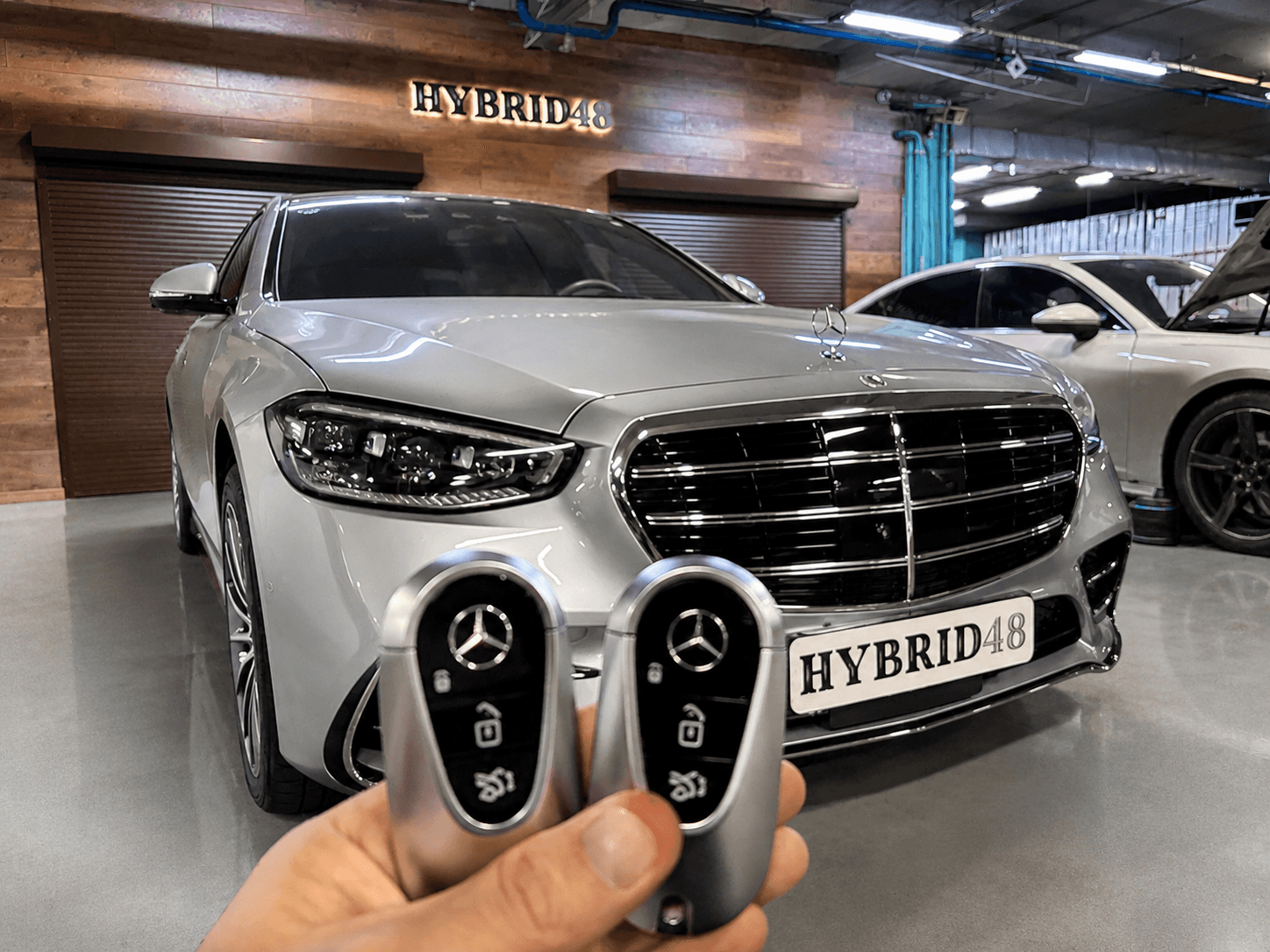 Ключи Mercedes-Benz на фоне автомобиля в сервисе